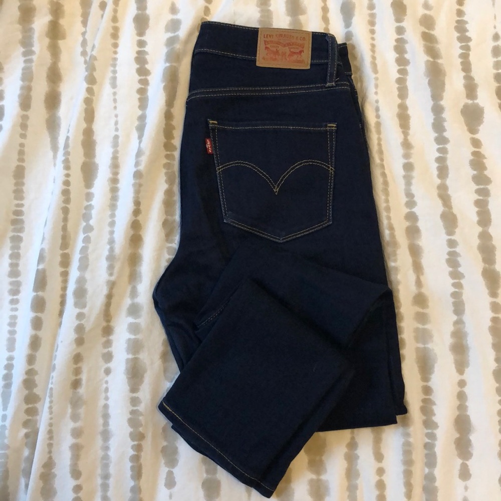 Dark, high wasted Levi’s skinny jean